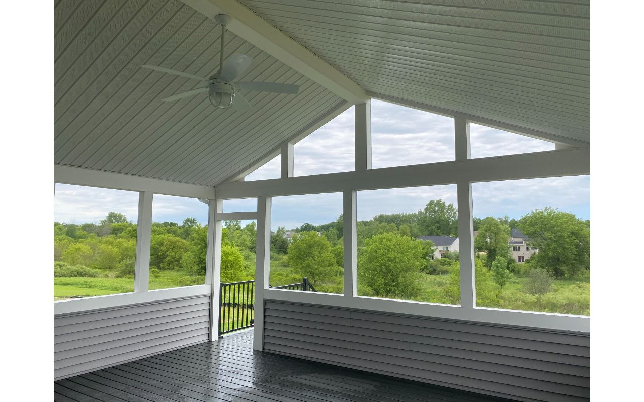 Screenroom- Trex Clam Shell decking with a Trex Black Signature railing.