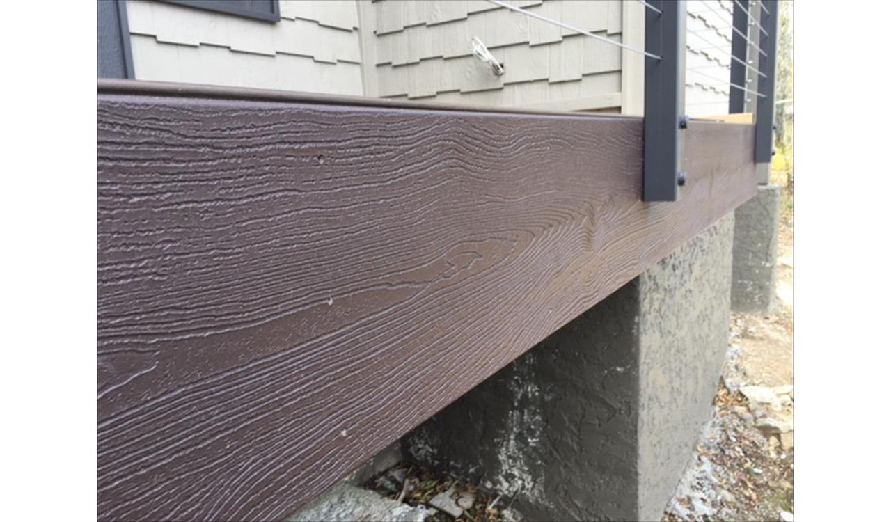 Trex Transcend Vintage Lantern fascia is a great finishing wrap to this premium outdoor environment.