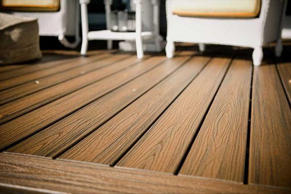 Trex Transcend picture frame on the exterior of this deck is great design statement.