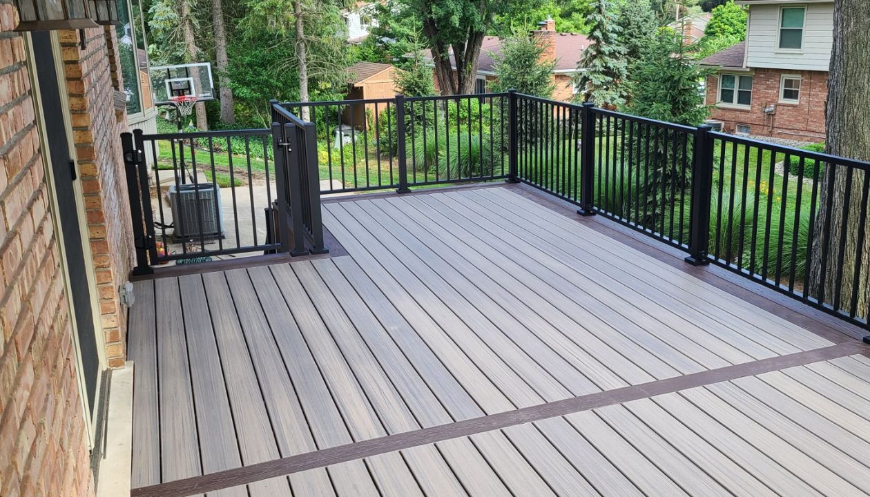 Trex Enhance Naturals Rocky Harbor with Vintage Lantern Border Trex Black Signature railing. Shelby Twp,Mi