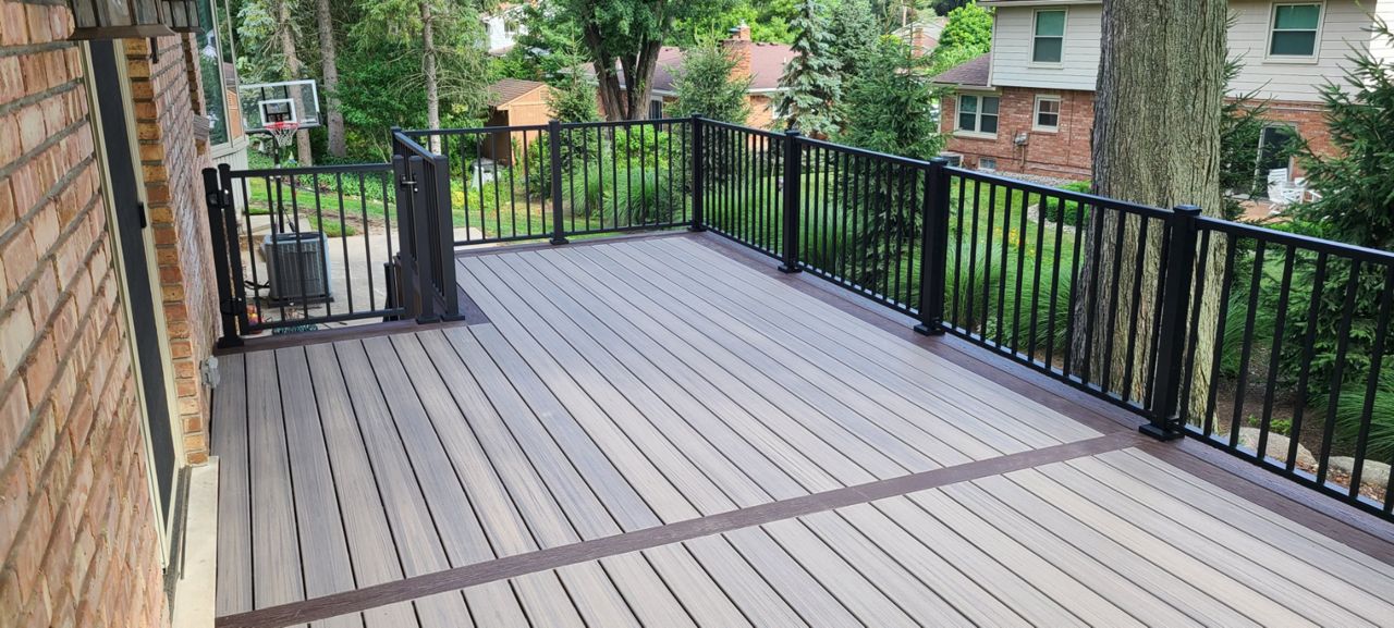 Trex Enhance Naturals Rocky Harbor with Vintage Lantern Border Trex Black Signature railing. Shelby Twp,Mi