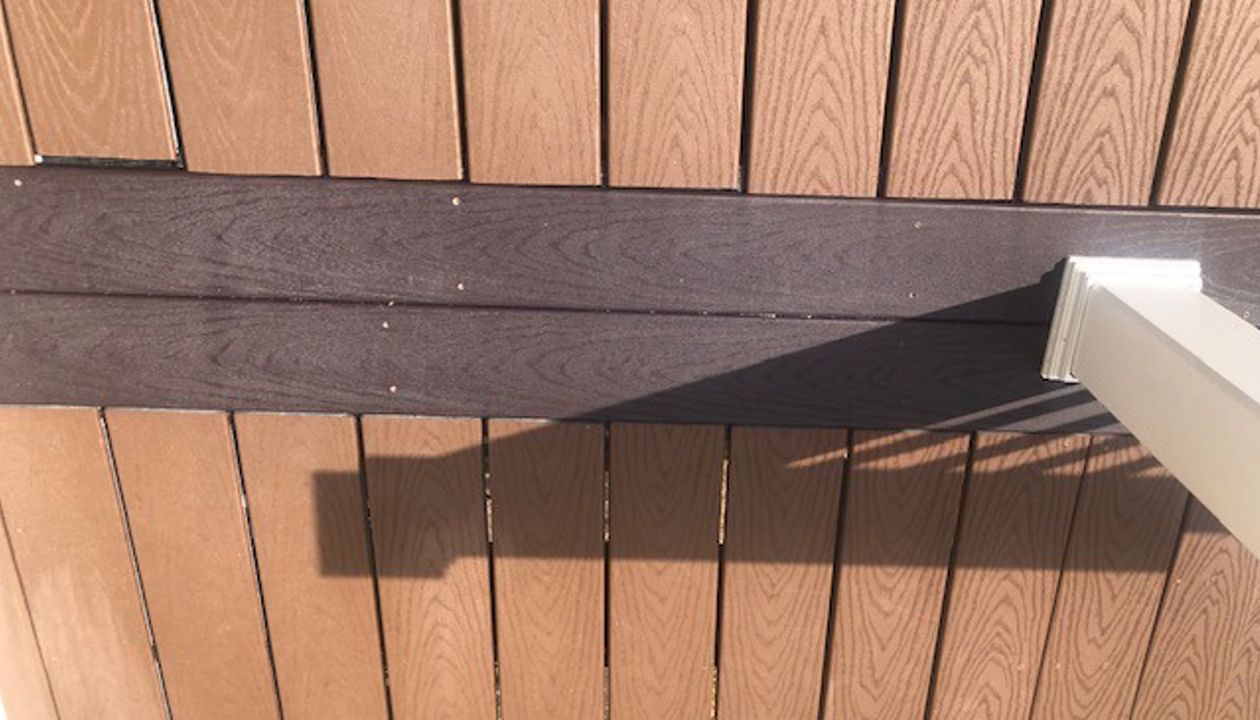 Trex Select Woodland Brown feature boards highlight the Saddle Select decking