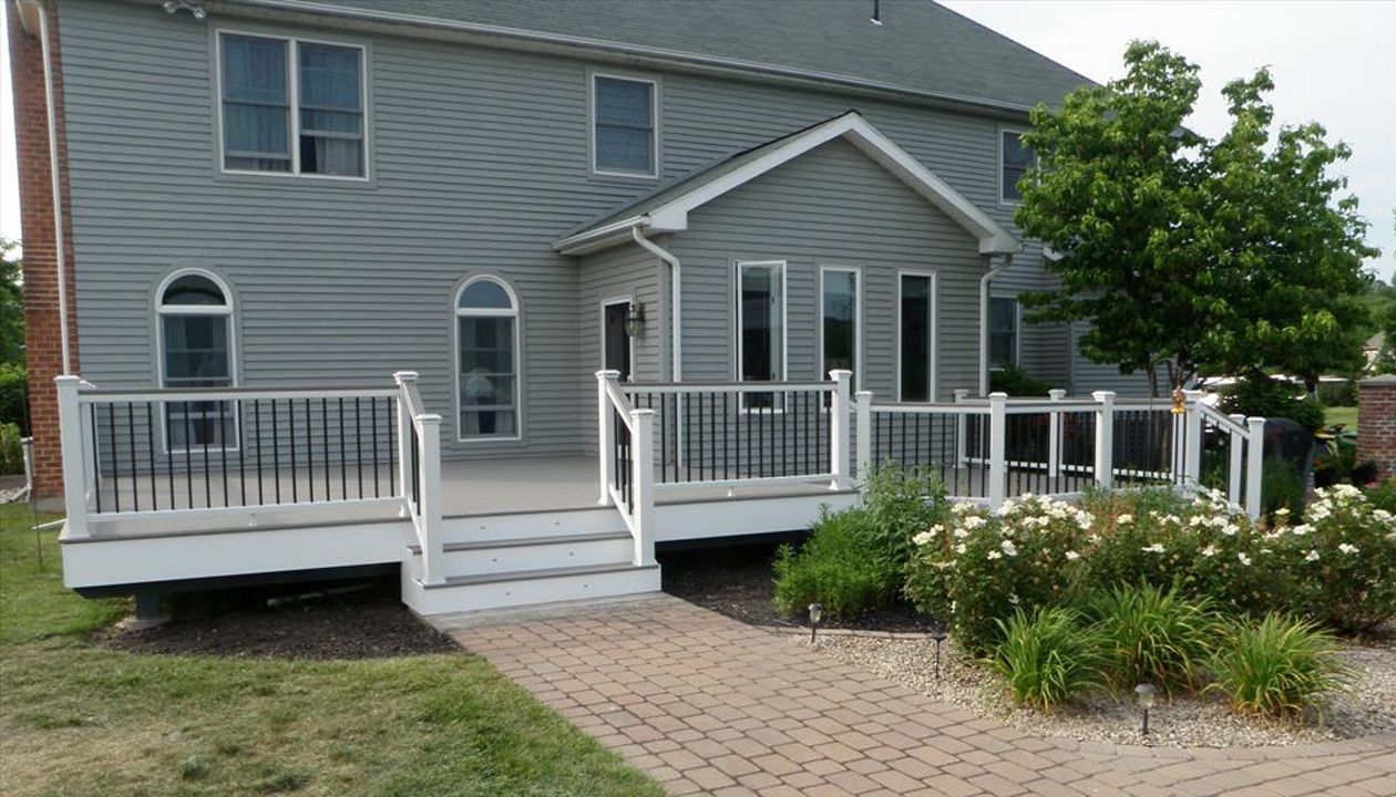 Trex Transcend Gravel Path Decking, White Transcend Railing