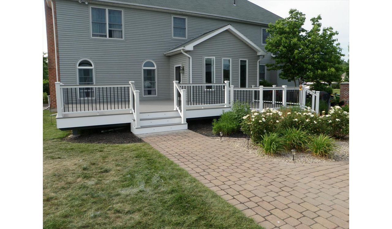 Trex Transcend Gravel Path Decking, White Transcend Railing