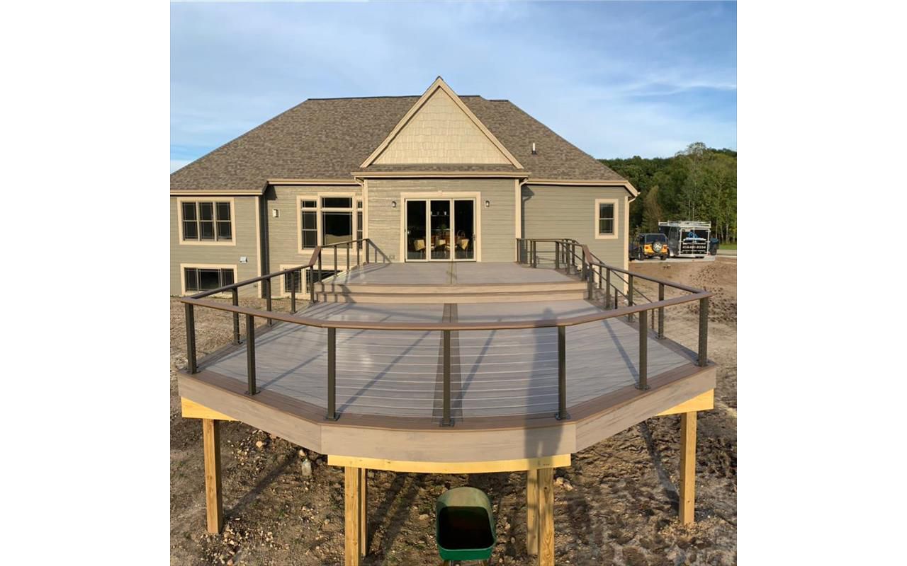 This deck features Trex enhance rocky harbor as main deck and Trex enhanced toasted sand as picture frame/middle divider. It has a toasted sand drink rail.