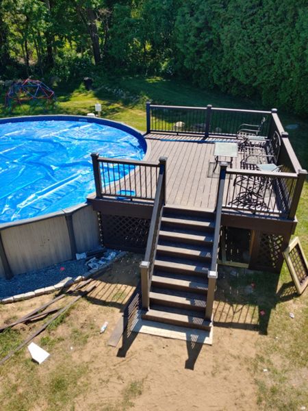 Curved deck around pool