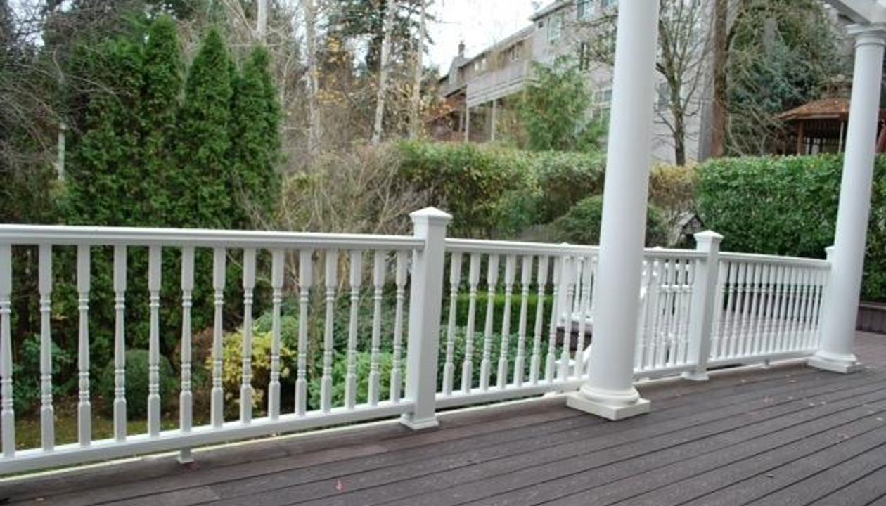 Trex Transcend White Crown Top Railing w/ Colonial Balusters