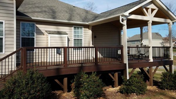 Trex Spiced Rum Decking with Trex Transcend Vintage Lantern railing.