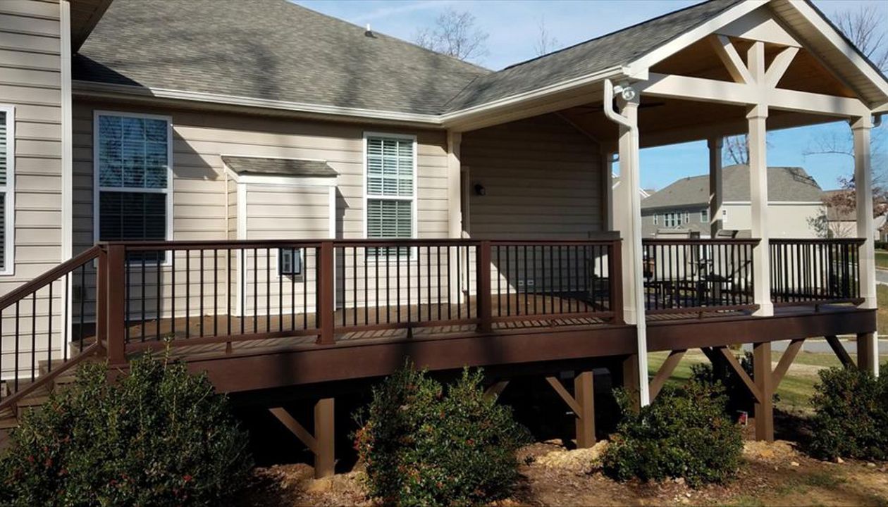 Trex Spiced Rum Decking with Trex Transcend Vintage Lantern railing.