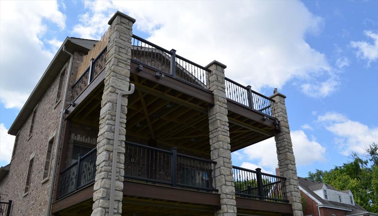 Trex Transcend Spiced Rum Decking with Black Aluminum Balusters - Lemont, IL