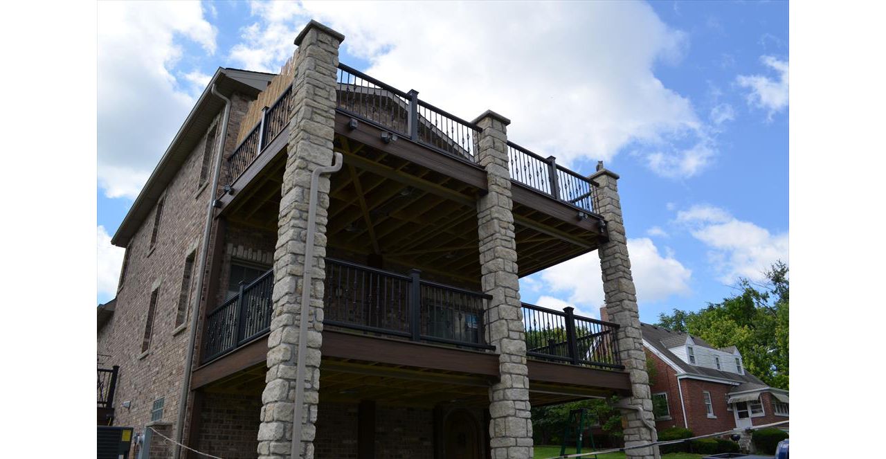 Trex Transcend Spiced Rum Decking with Black Aluminum Balusters - Lemont, IL