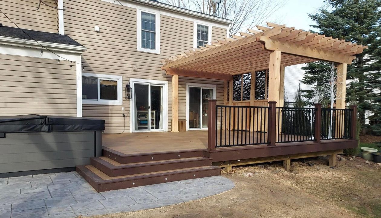 Havana Gold decking with Vintage Lantern border and fascia. Signature Black rail with Vintage Lantern posts. Rochester Hills, Michigan