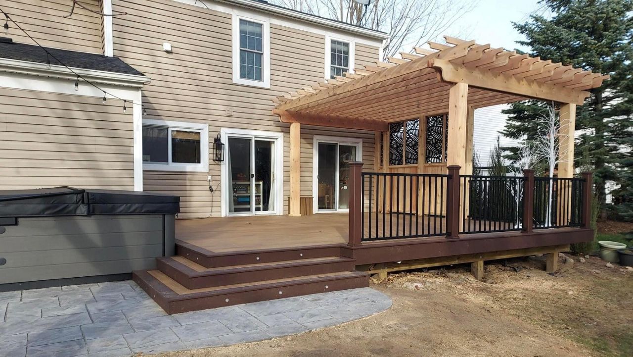 Havana Gold decking with Vintage Lantern border and fascia. Signature Black rail with Vintage Lantern posts. Rochester Hills, Michigan