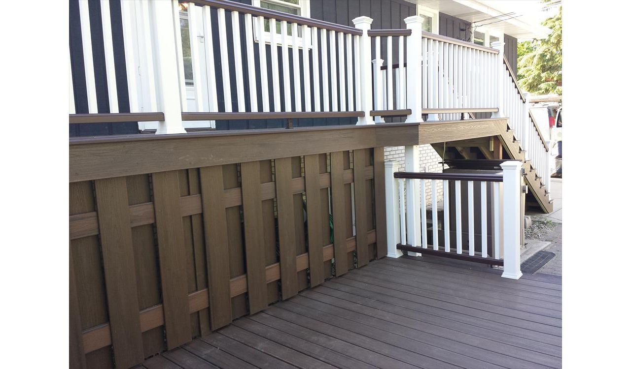 Trex Transcend decking in Spiced Rum with a Vintage Lantern border. Railings have Vintage Lantern top and bottom rails with Classic White posts, caps and balusters.