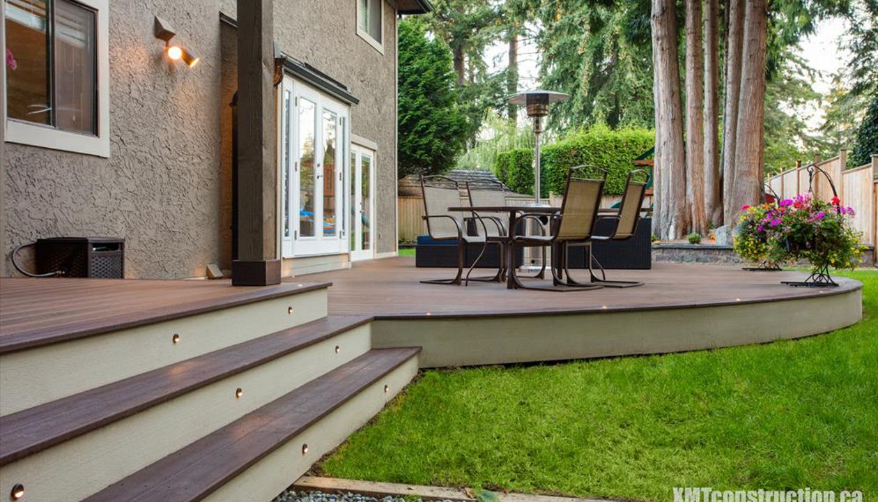 Trex Transcend Curved;Spiced Rum; and Vintage Lantern; Deck with Trex LED Lighting - White Rock BC