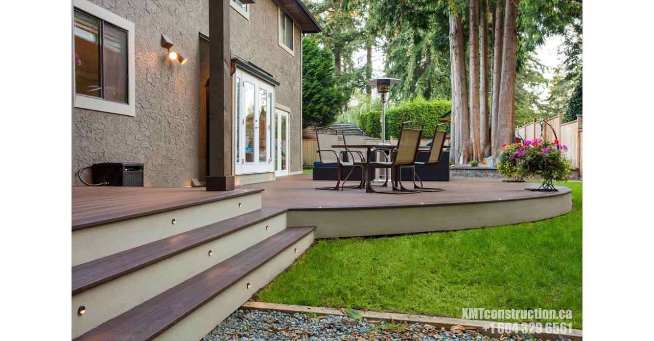 Trex Transcend Curved;Spiced Rum; and Vintage Lantern; Deck with Trex LED Lighting - White Rock BC