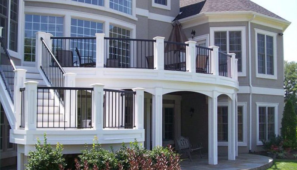 Curved Deck with Signature Reails