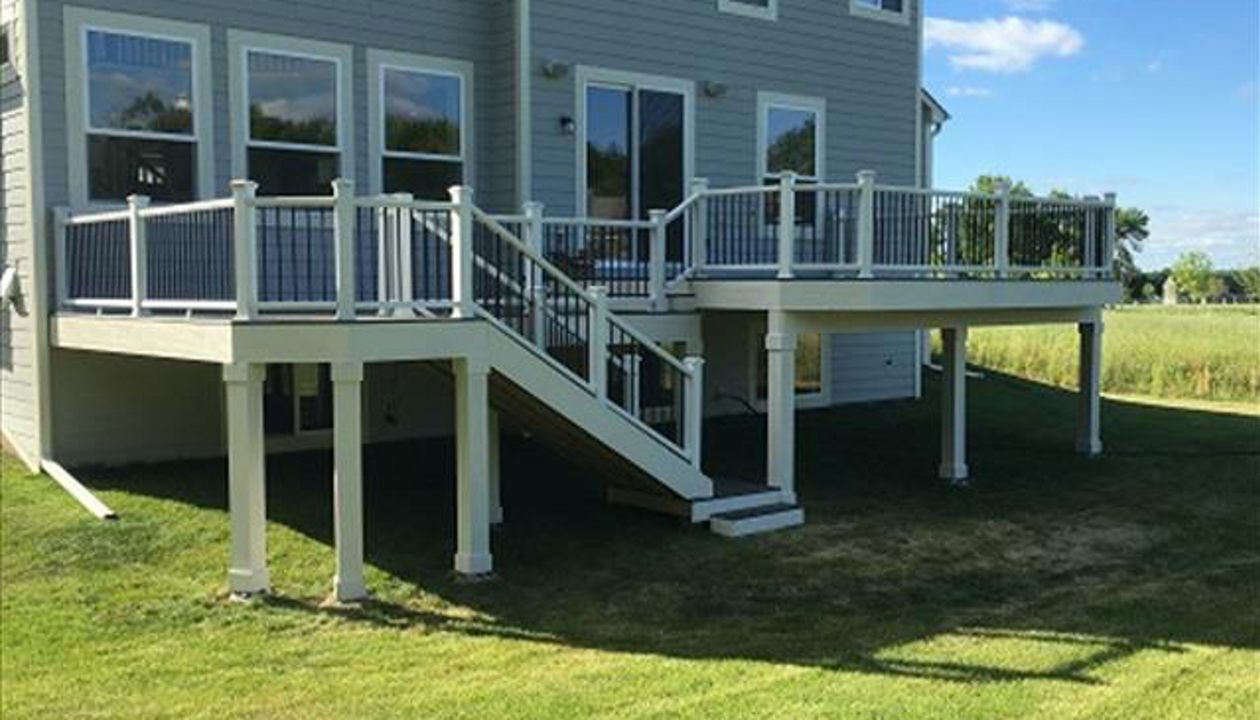 Minnetrista MN Clamshell with White transcend railing