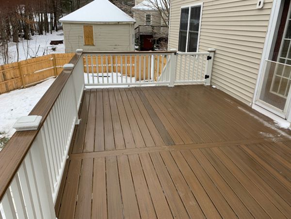 Toasted sand decking, Transcend Classic white railing/gate