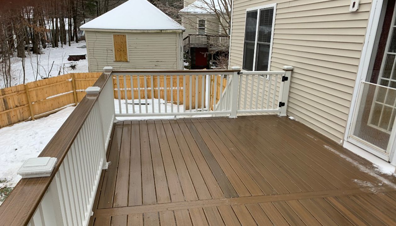 Toasted sand decking, Transcend Classic white railing/gate