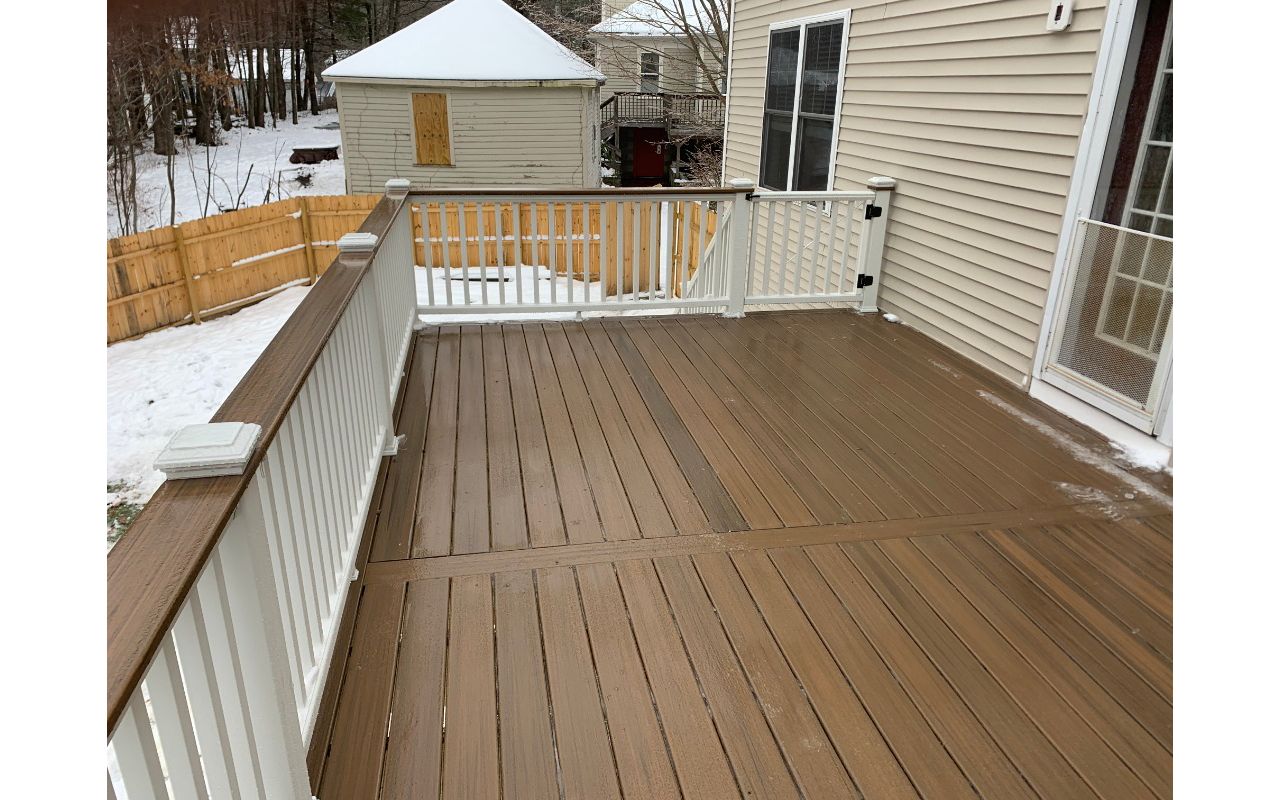 Toasted sand decking, Transcend Classic white railing/gate