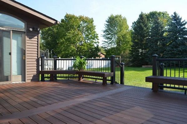 Custom Deck featuring Trex Transcend Vintage Lantern decking with Vintage Lantern Railing. Custom built Trex benches give ample entertaining space.