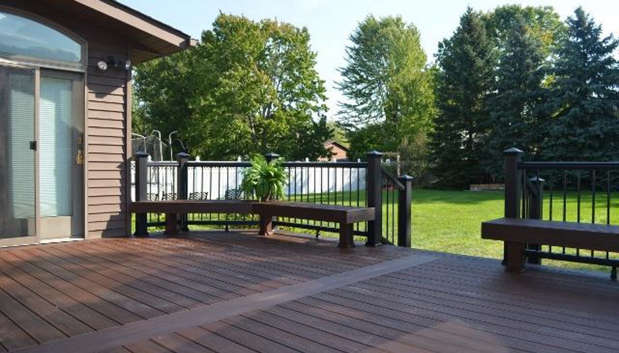 Custom Deck featuring Trex Transcend Vintage Lantern decking with Vintage Lantern Railing. Custom built Trex benches give ample entertaining space.