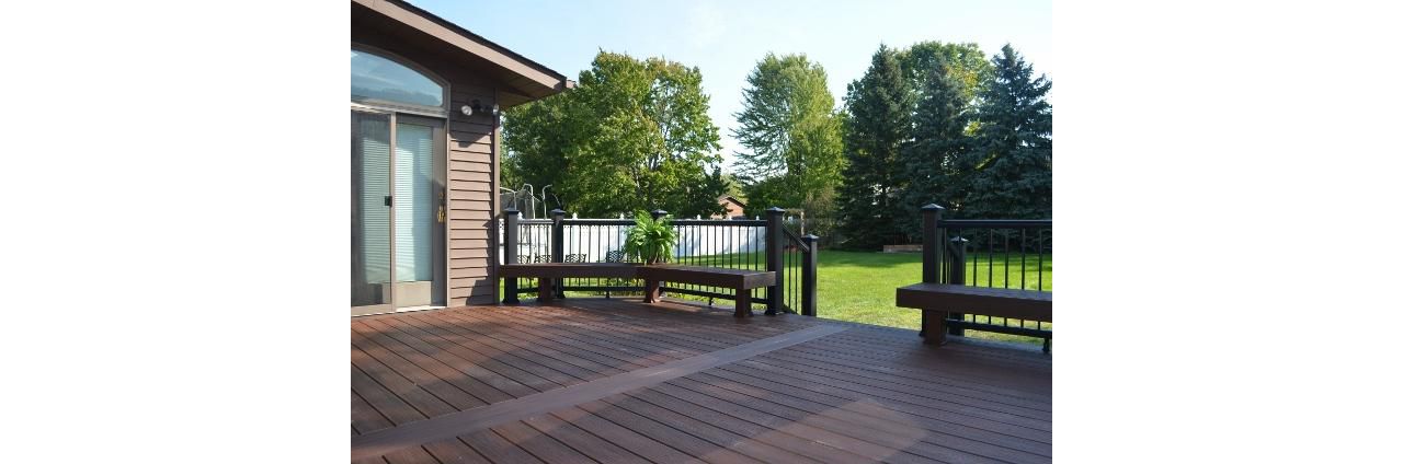 Custom Deck featuring Trex Transcend Vintage Lantern decking with Vintage Lantern Railing. Custom built Trex benches give ample entertaining space.