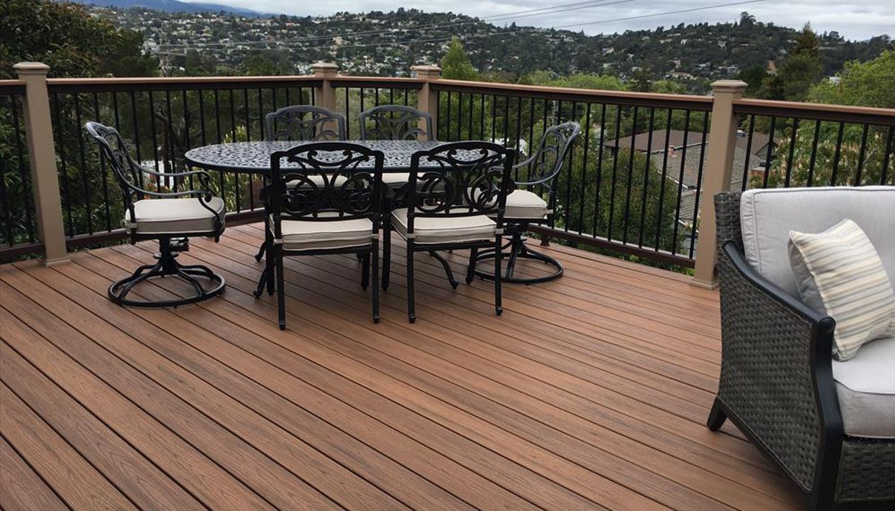 San Carlos, CA -Trex Transcends Tiki Torch with Rope Swing Posts, Vintage Lantern rail and Black round Balusters