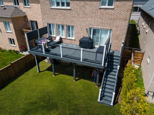 Trex Enhance Clamshell with White and Black Transcend Railing. Contact Align Decking today for your custom composite decking needs. Servicing Durham Region, Kawartha Lakes, and the Barrie & Orillia areas.