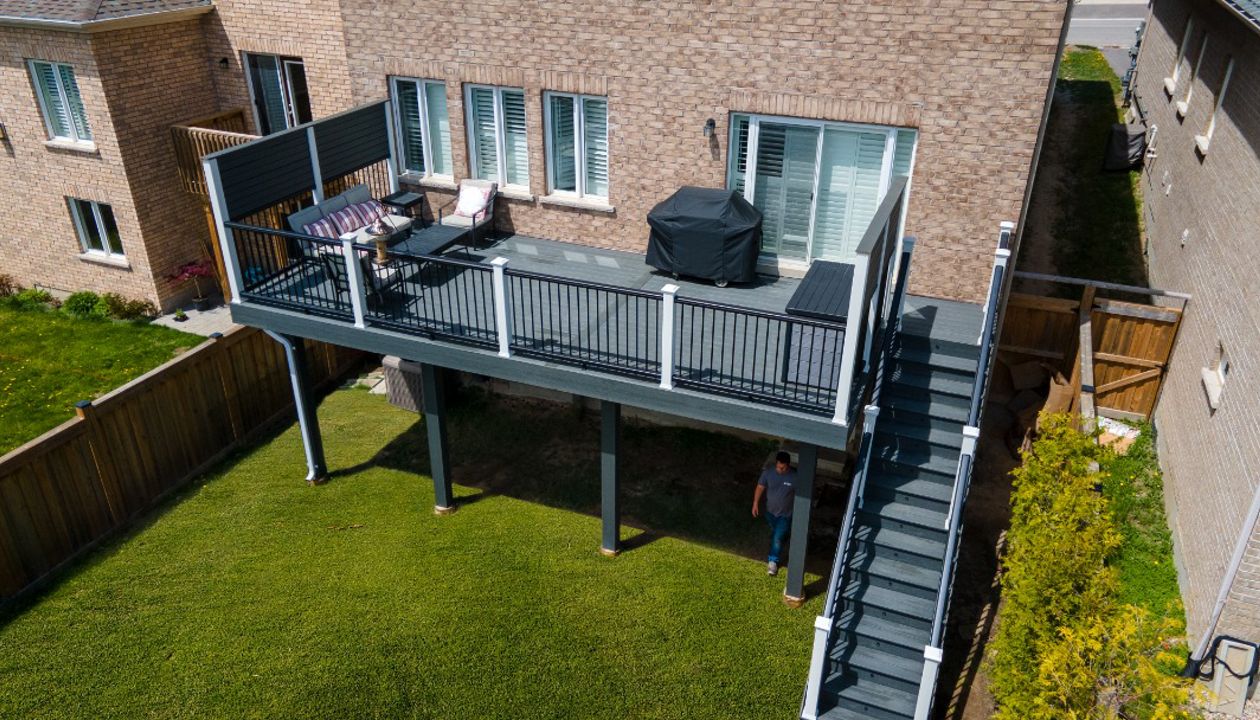 Trex Enhance Clamshell with White and Black Transcend Railing. Contact Align Decking today for your custom composite decking needs. Servicing Durham Region, Kawartha Lakes, and the Barrie & Orillia areas.