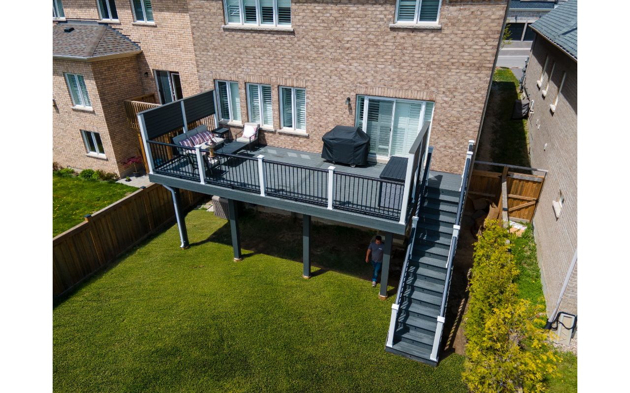 Trex Enhance Clamshell with White and Black Transcend Railing. Contact Align Decking today for your custom composite decking needs. Servicing Durham Region, Kawartha Lakes, and the Barrie & Orillia areas.