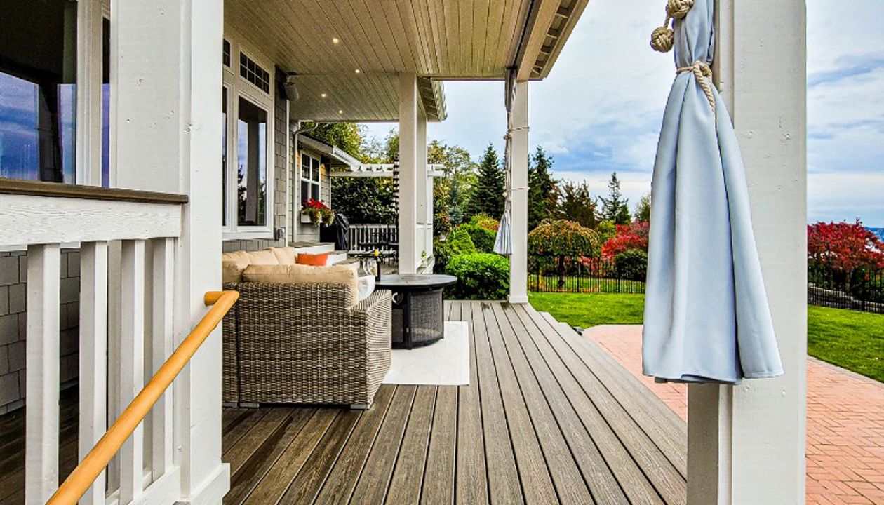 Trex Coastal Bluff, Handmade Top Railing, Crows Nest top Deck