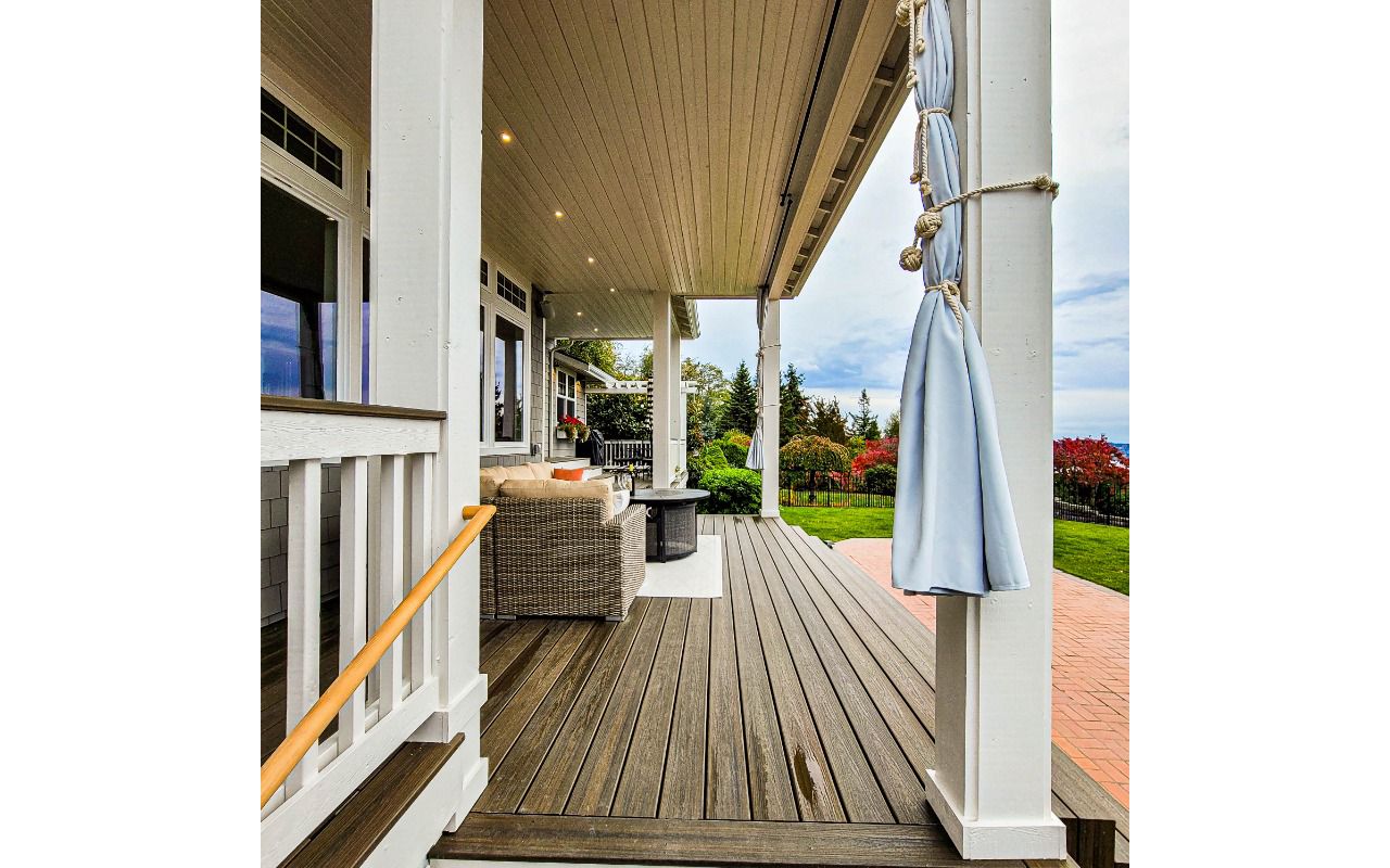 Trex Coastal Bluff, Handmade Top Railing, Crows Nest top Deck