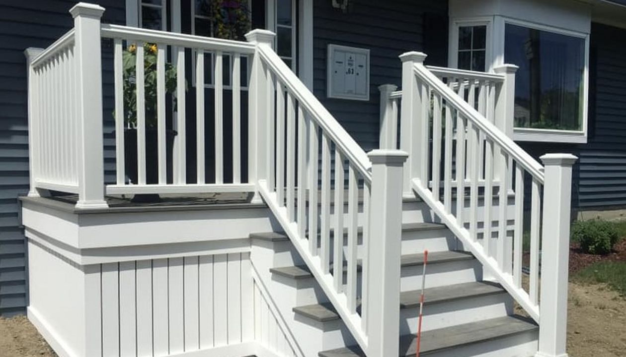 Trex Transcend Island Mist w/ Trex Transcend White Railing System