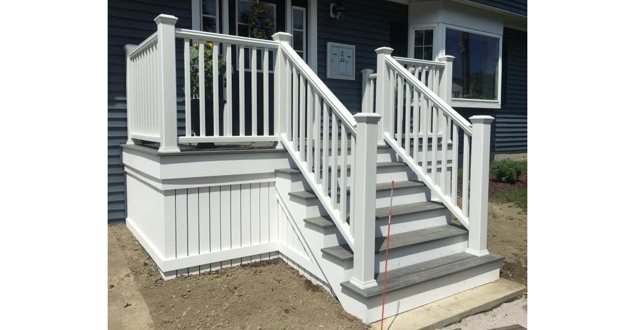 Trex Transcend Island Mist w/ Trex Transcend White Railing System