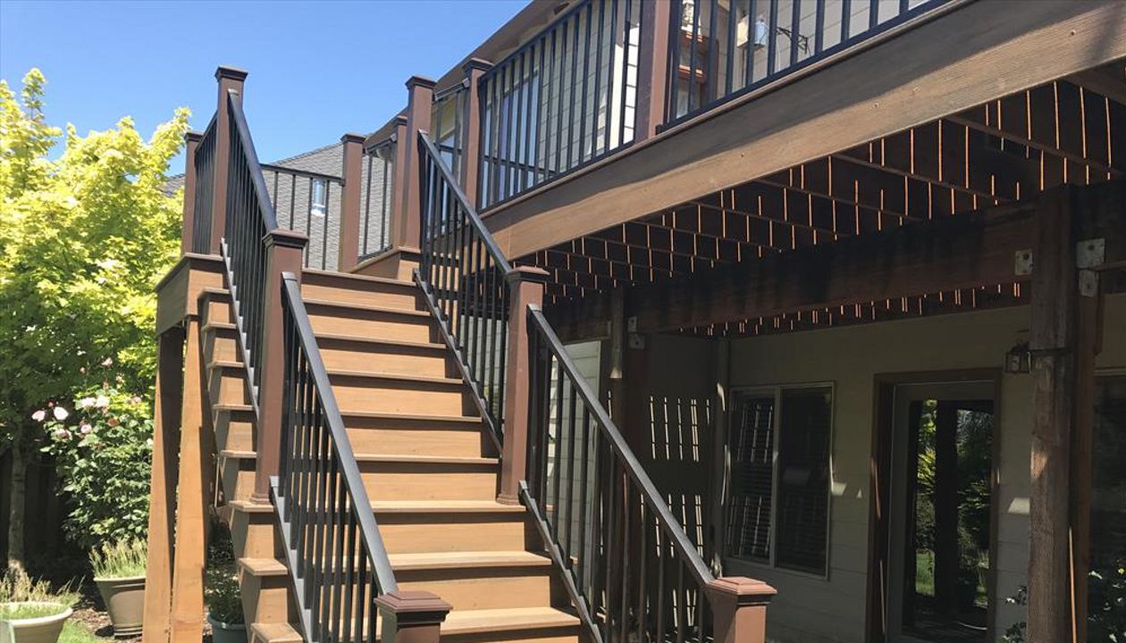 Picture frame Trex decking with Trex signature railing. Happy Valley, Oregon