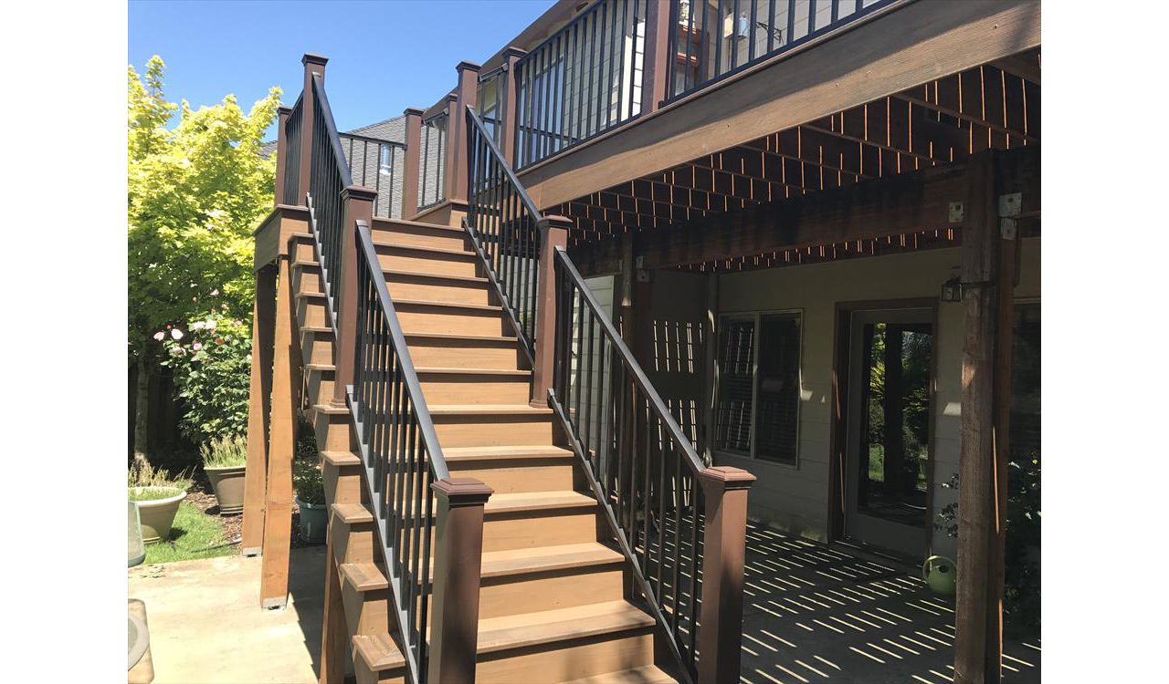 Picture frame Trex decking with Trex signature railing. Happy Valley, Oregon