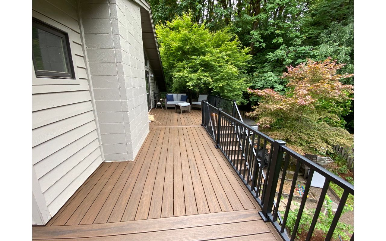 Trex Transcend Spiced Rum decking and Trex Signature railing