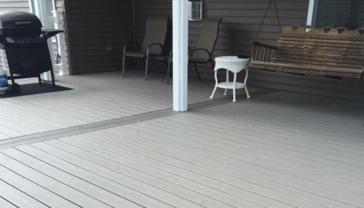 Large deck in Gravel Path