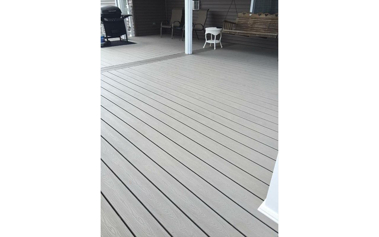 Large deck in Gravel Path