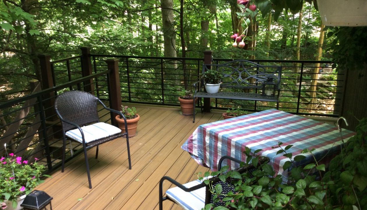 Signature Rod Rail with Transcend Posts. Transcend Havana Gold Decking. Hidden Fasteners.