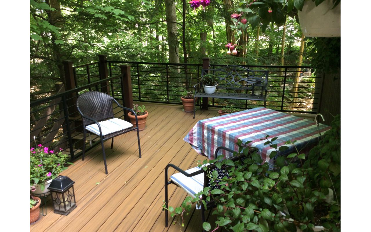 Signature Rod Rail with Transcend Posts. Transcend Havana Gold Decking. Hidden Fasteners.