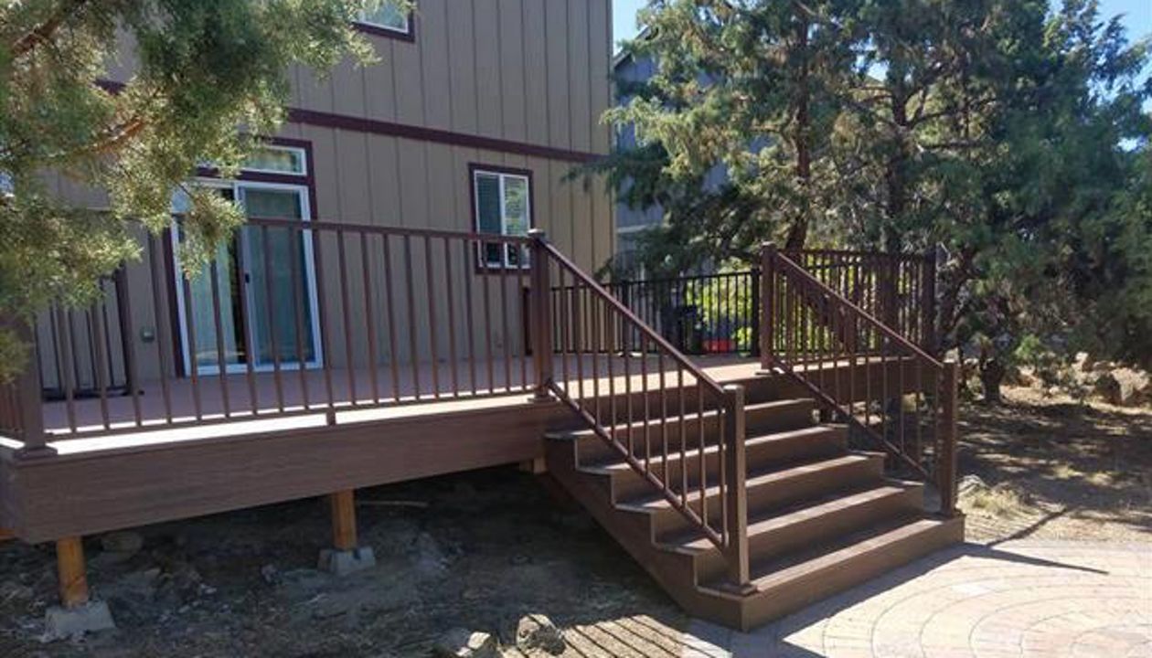 Trex Signature Aluminum Rail in Bronze