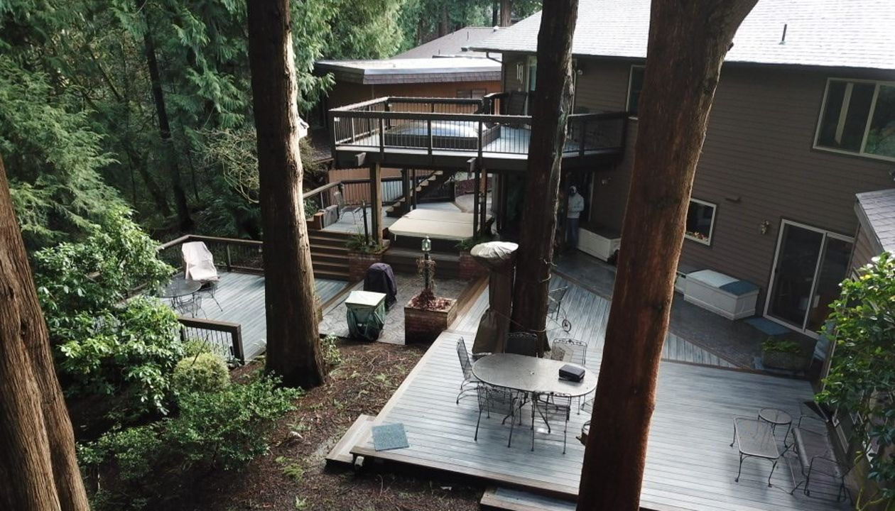 Trex Deck featuring Trex Transcend Island Mist with Spiced Rum border