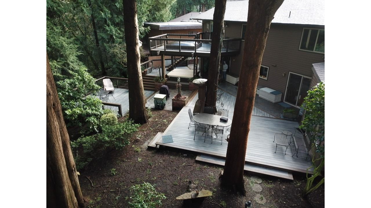 Trex Deck featuring Trex Transcend Island Mist with Spiced Rum border