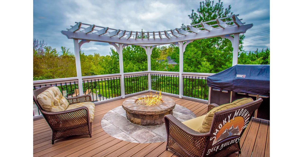 Trex Havana Gold With stone firepit