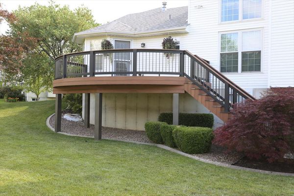Custom Curved Trex Transcend Decking and Railing