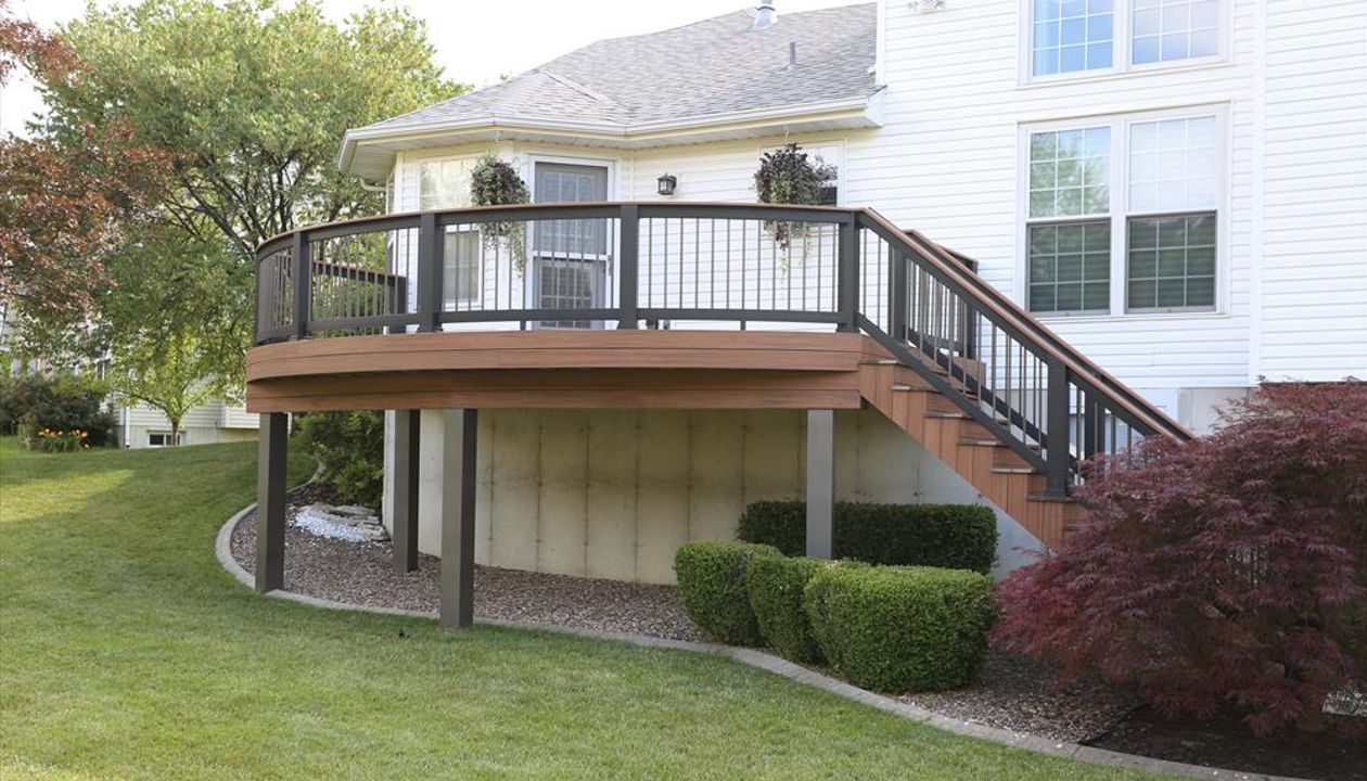 Custom Curved Trex Transcend Decking and Railing