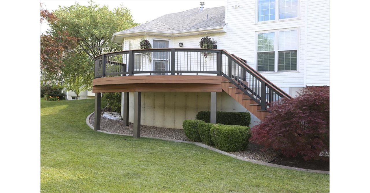 Custom Curved Trex Transcend Decking and Railing
